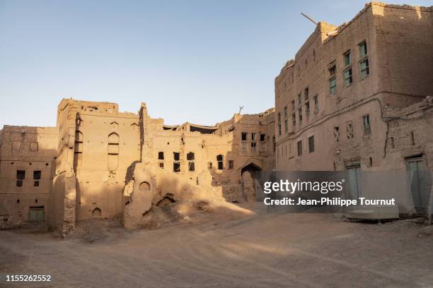 traditional rammed earth houses in the historical quarter of al hamra, sultanate of oman, arabian peninsula - arabian peninsula stock-fotos und bilder