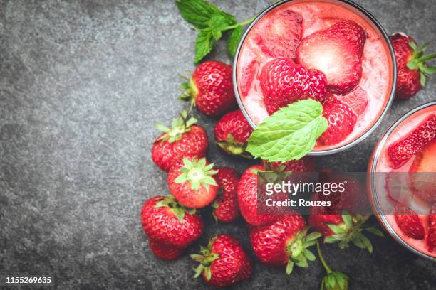strawberry smoothie - strawberry smoothie stock pictures, royalty-free photos & images