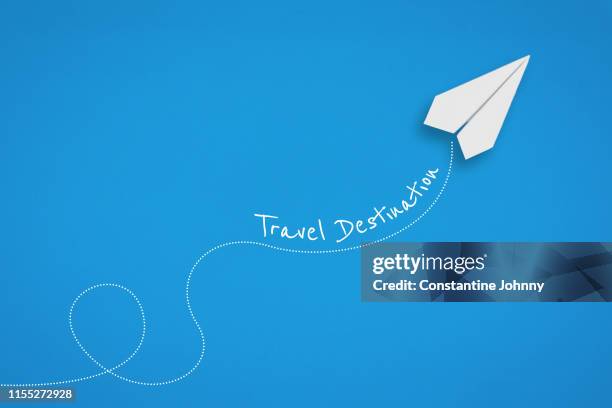 paper airplane travel destination concept on blue background. - linha pontilhada imagens e fotografias de stock