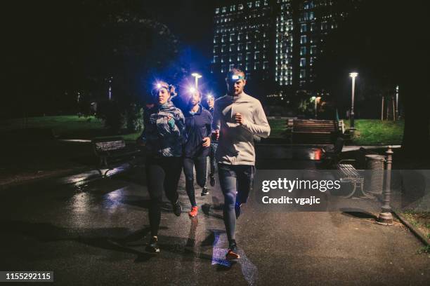 training in slechte weersomstandigheden - hoofdlamp stockfoto's en -beelden