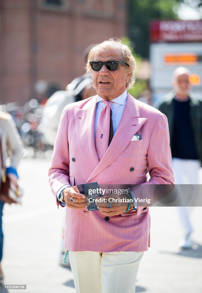 Lino Ieluzzi is seen wearing pink tie and blazer during Pitti... Foto ...