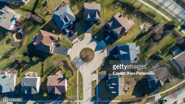 top view directly above drone aerial view of the residential neighborhood libertyville, vernon hills, chicago, illinois. - chicago suburbs stock pictures, royalty-free photos & images