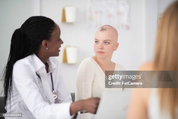escuchar un pronóstico - alopecia fotografías e imágenes de stock