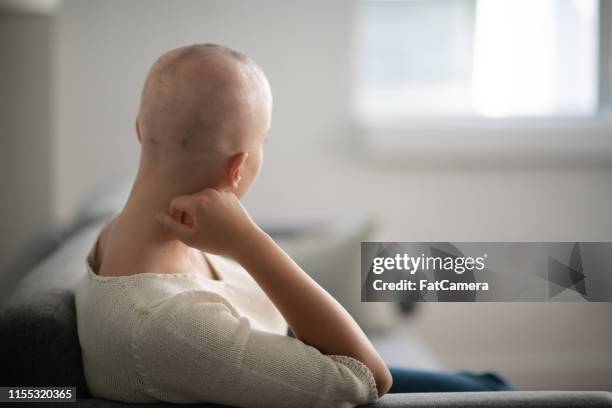 denkende vrouw - haaruitval stockfoto's en -beelden