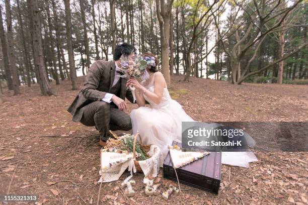 愉快的新娘和新郎親吻背後的花束 - blindfolded bride 個照片及圖片檔