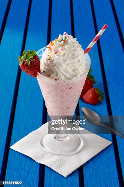 strawberry milkshake - batido de fresa fotografías e imágenes de stock