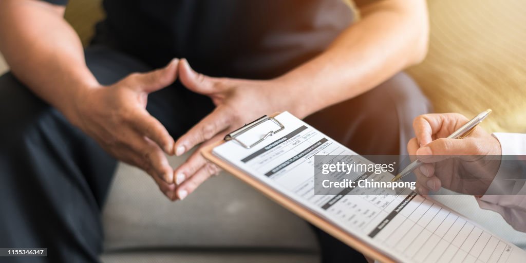 Gesundheitsprüfung mit Arzt oder Psychiater, die mit Patienten arbeiten, die eine Beratung zur Diagnostik von männlichen oder psychischen Erkrankungen in der Klinik oder im psychischen Dienst