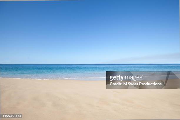 beach sand and sea - horizon fotografías e imágenes de stock