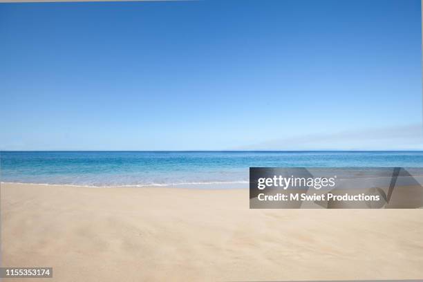 beach sand and sea - sand background imagens e fotografias de stock