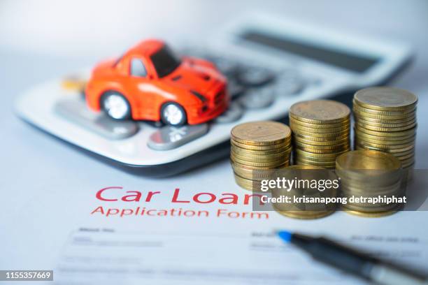 car loan,money, banknote on agreement document or car insurance application form - autokredit stock-fotos und bilder