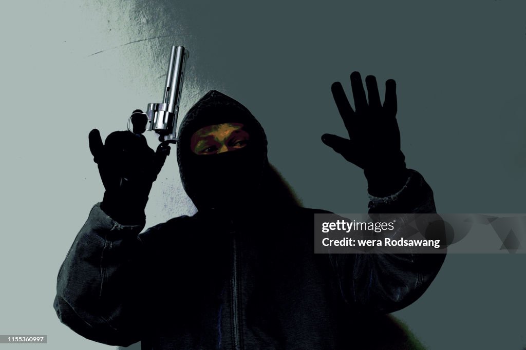 Persuade The Bank Robbers To Surrender Armed Robbers Arrested For Stealing Suspects Surrender To Police