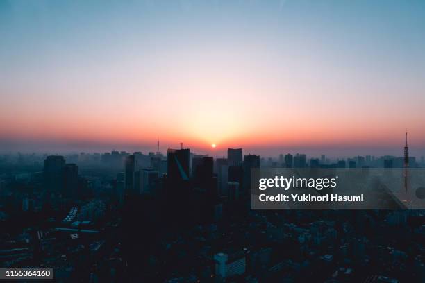 central tokyo at dawn - sunrise photos et images de collection