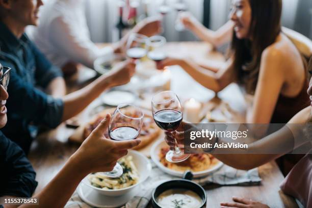 groep van vrolijke jonge aziatische man en vrouw met plezier en toasting met rode wijn tijdens de partij - speed dating stockfoto's en -beelden