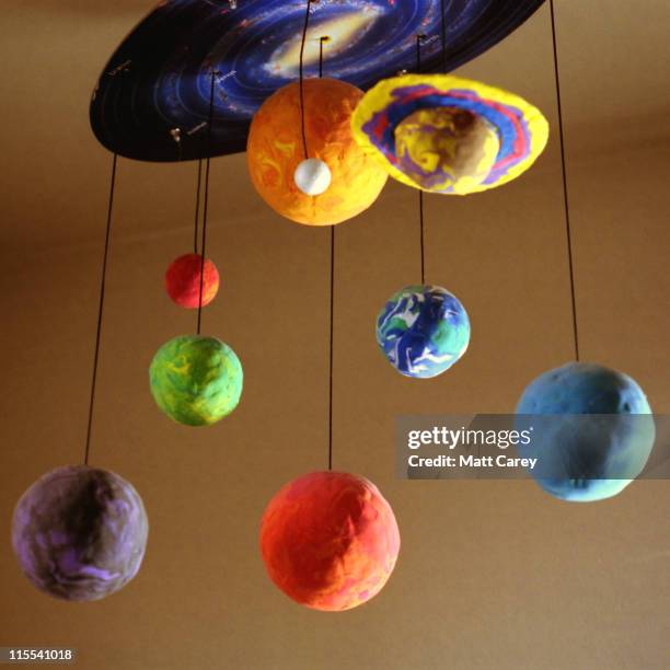 multi colored clay model of solar system - sistema solar fotografías e imágenes de stock