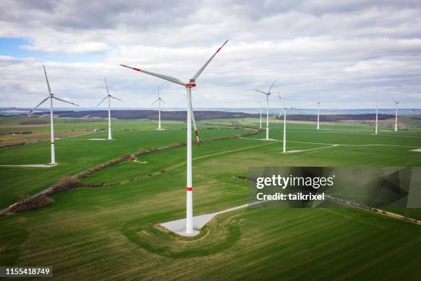 grünes feld mit windkraftanlagen, deutschland - thüringen stock-fotos und bilder