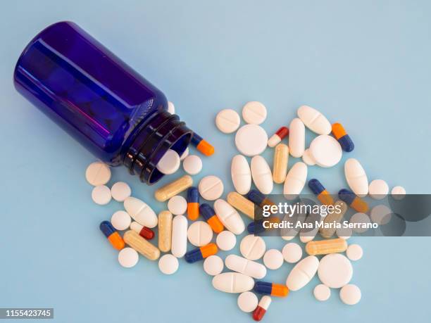 many pills and capsules of different colors - pijnstiller stockfoto's en -beelden