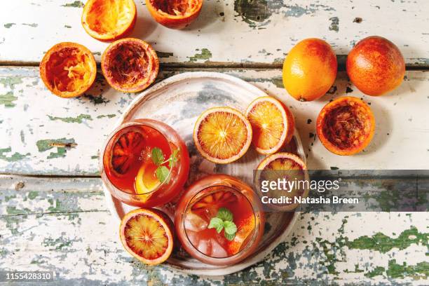 blood orange cocktail - ponche fotografías e imágenes de stock