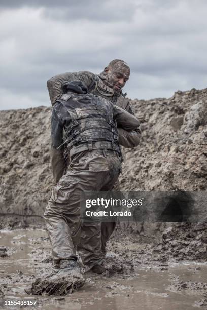 lucha contra el barro militar - drill sergeant fotografías e imágenes de stock