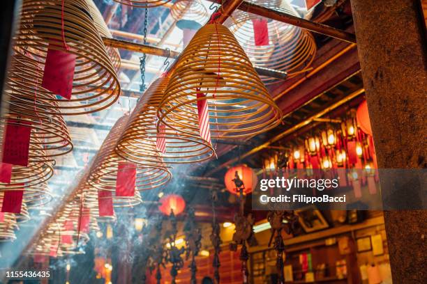 templo do mo do homem em hong kong com feixes e incenso do sol - templo de man mo - fotografias e filmes do acervo