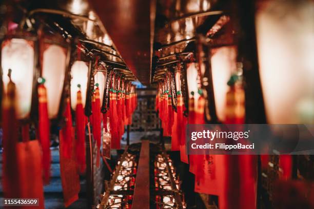 feche acima da vista da lanterna e das orações no templo do mo do homem, hong kong - templo de man mo - fotografias e filmes do acervo