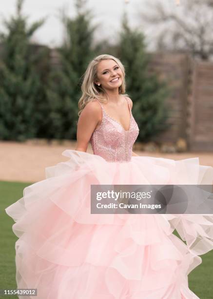 happy blonde in pink dress twirling. - prom dress 個照片及圖片檔