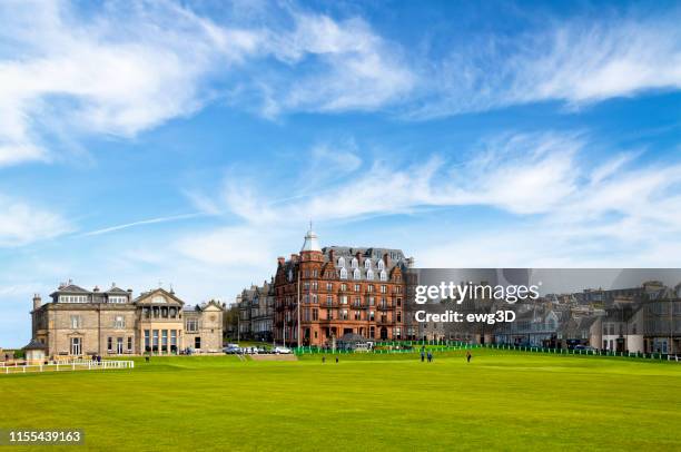 st. andrew's old golf course, scotland - st andrews scotland stock pictures, royalty-free photos & images