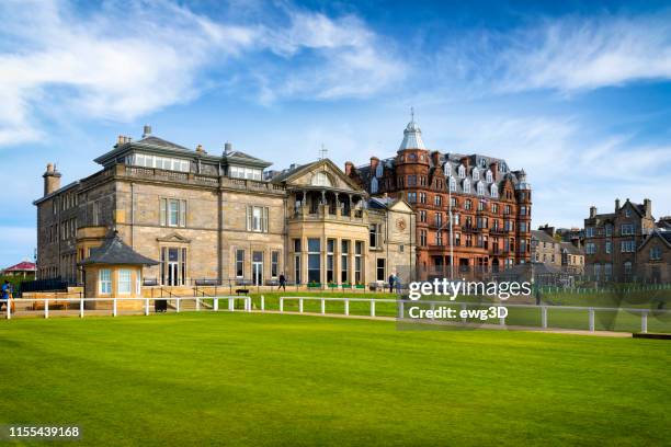 st. andrew's oude golf baan, schotland - golf clubhouse stockfoto's en -beelden