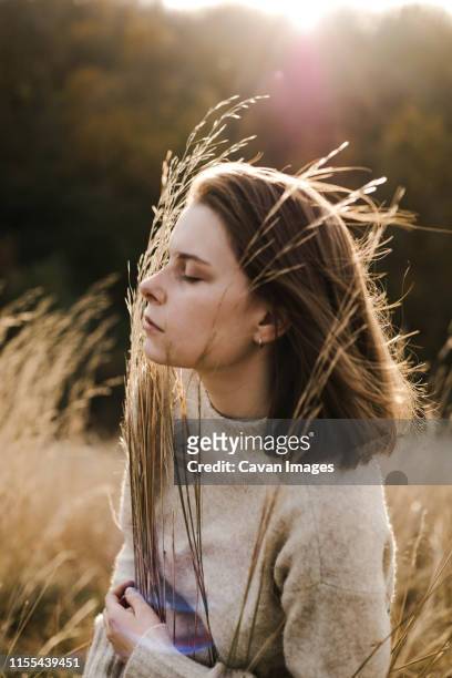 beautiful portrait of a young stylish woman on a sunny day in autumn - golf cheating foto e immagini stock