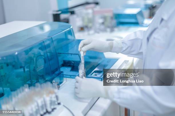 hands in a medical lab - laboratorio medico foto e immagini stock
