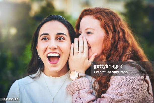 het is het gesprek van de stad! - rumor stockfoto's en -beelden