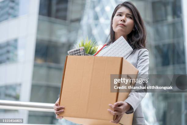 unemployment businesswoman - nederlaag stockfoto's en -beelden