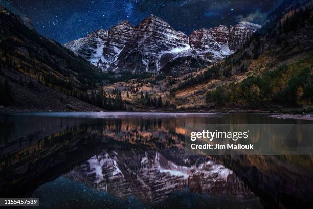 maroon bells night photography with reflections on maroon lake in fall - maroon - fotografias e filmes do acervo