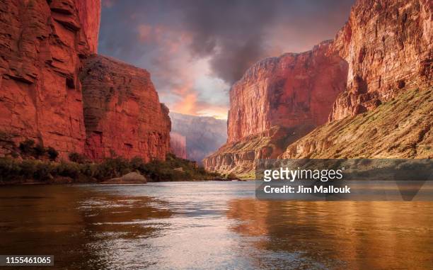 grand canyon sunrise on the colorado river - grand canyon national park stockfoto's en -beelden