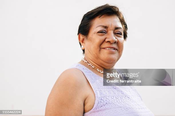 porträt einer mexikanischen seniorin - mexikanischer abstammung stock-fotos und bilder