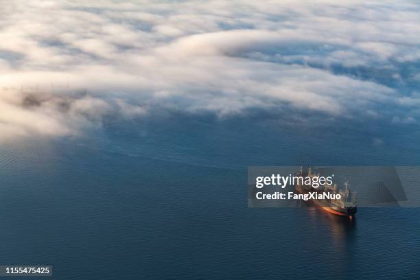 barco de carga de contenedores en la bahía inglesa de vancouver - embarcación industrial fotografías e imágenes de stock