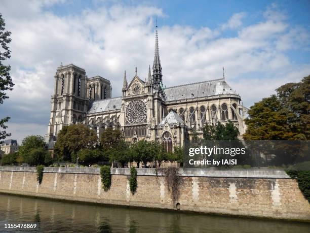 paris' landmarks, notre-dame de paris side view, and the quaysides of the seine river seen from the pont de l'archevêché - hugo photos et images de collection