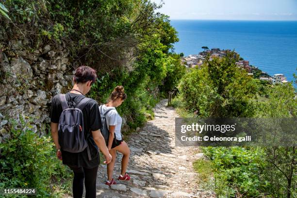 walk down a path - liguria stockfoto's en -beelden