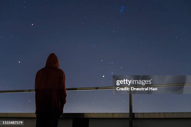 man on the rooftop looking the stars - suicídio imagens e fotografias de stock