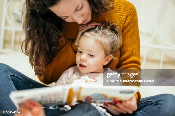 мother と娘がおとぎ話を読む - supermom ストックフォトと画像