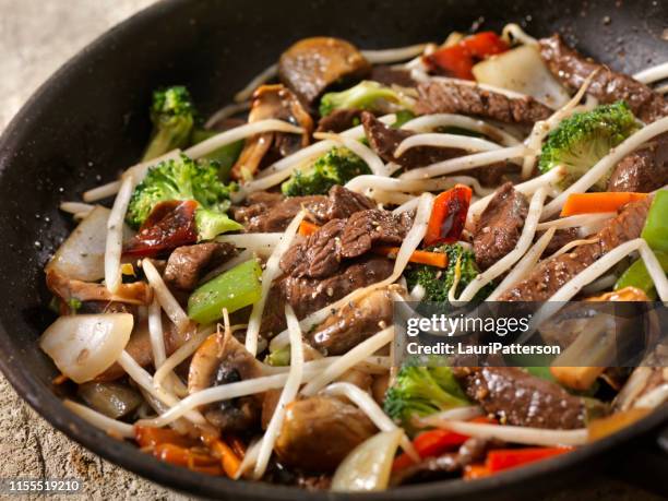 asian style peppered beef and vegetables with oyster sauce - bean sprouts stock pictures, royalty-free photos & images