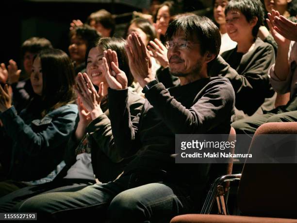 many men and women spectators clapping - audience ストックフォトと画像