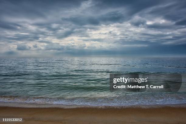 sky reflections in the ocean - ocean city imagens e fotografias de stock