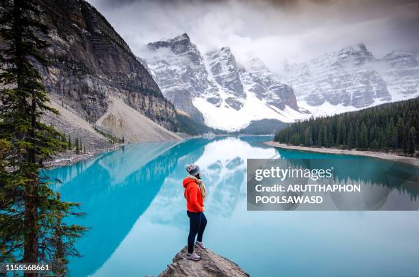 hiking to the top , moraine lake , banff national park in canadian rockies, alberta , canada - asian landscape foto e immagini stock