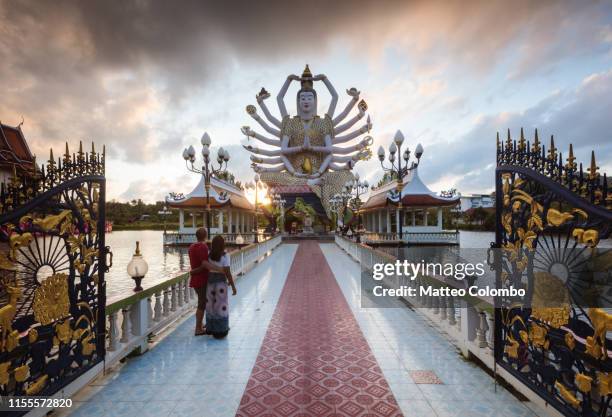 tourist couple at wat plai laem, ko samui, thailand - ko samui stock-fotos und bilder