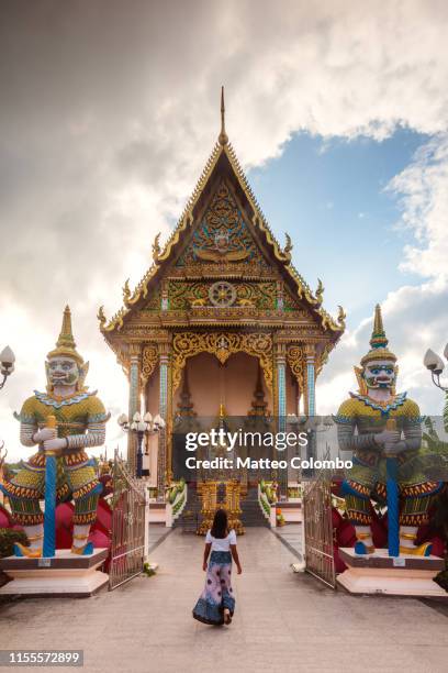 woman walking to famous wat plai laem, ko samui, thailand - ko samui - fotografias e filmes do acervo