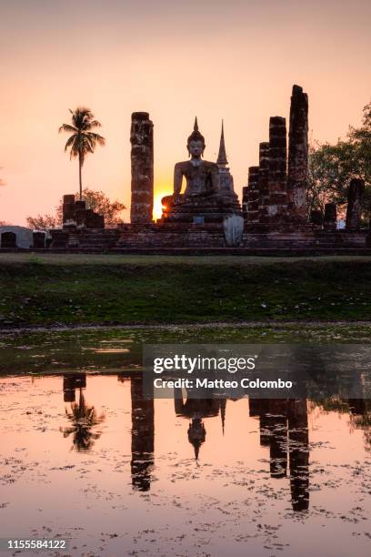 wat mahathat temple at sunset, sukhothai, thailand - sukhothai foto e immagini stock