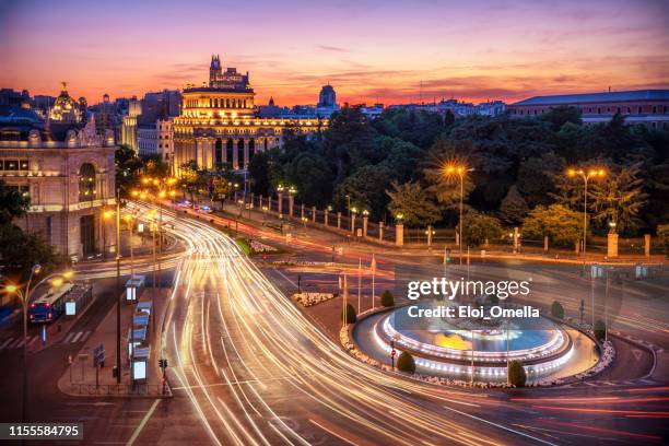 exposição longa vista aérea e skyline de madrid com cibeles fonte no crepúsculo. espanha. europa - plaza de cibeles - fotografias e filmes do acervo