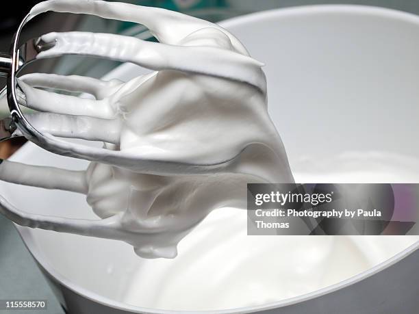 whipped egg whites - stijf stockfoto's en -beelden