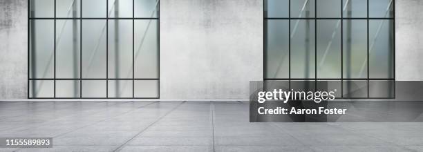 empty gallery space - man standing white background stock-fotos und bilder