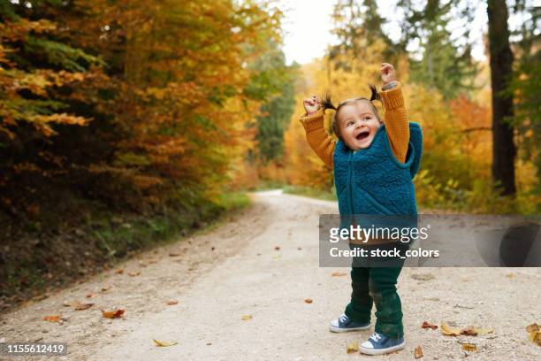 so glückliches kleines mädchen - baby lachen natur stock-fotos und bilder